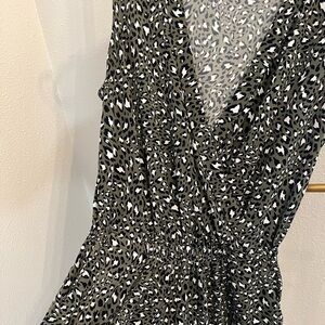 𝅺BANANA Republic Romper Short Animal Print Size Medium